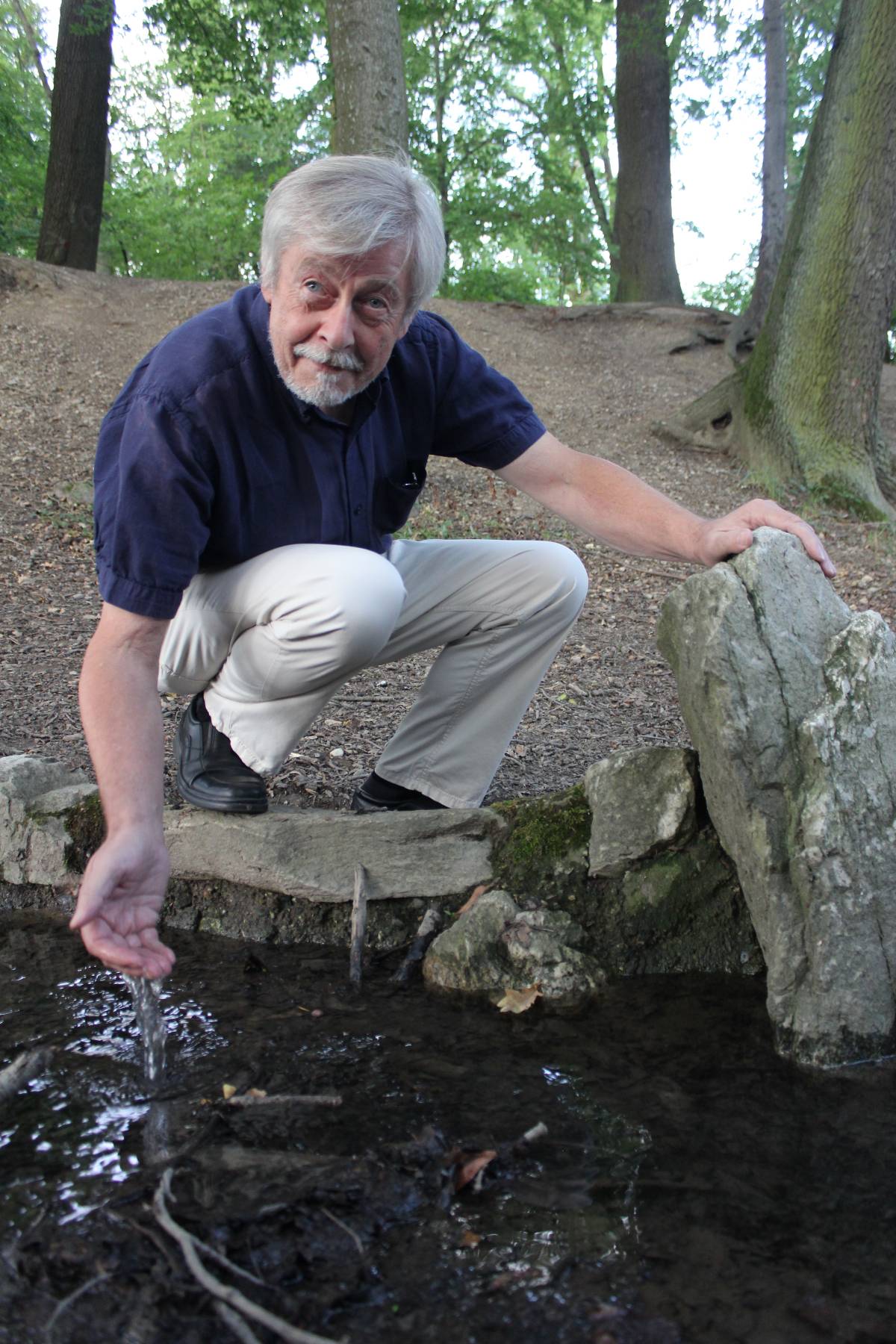 Johann Drexler schöpft Wasser aus einem Bach